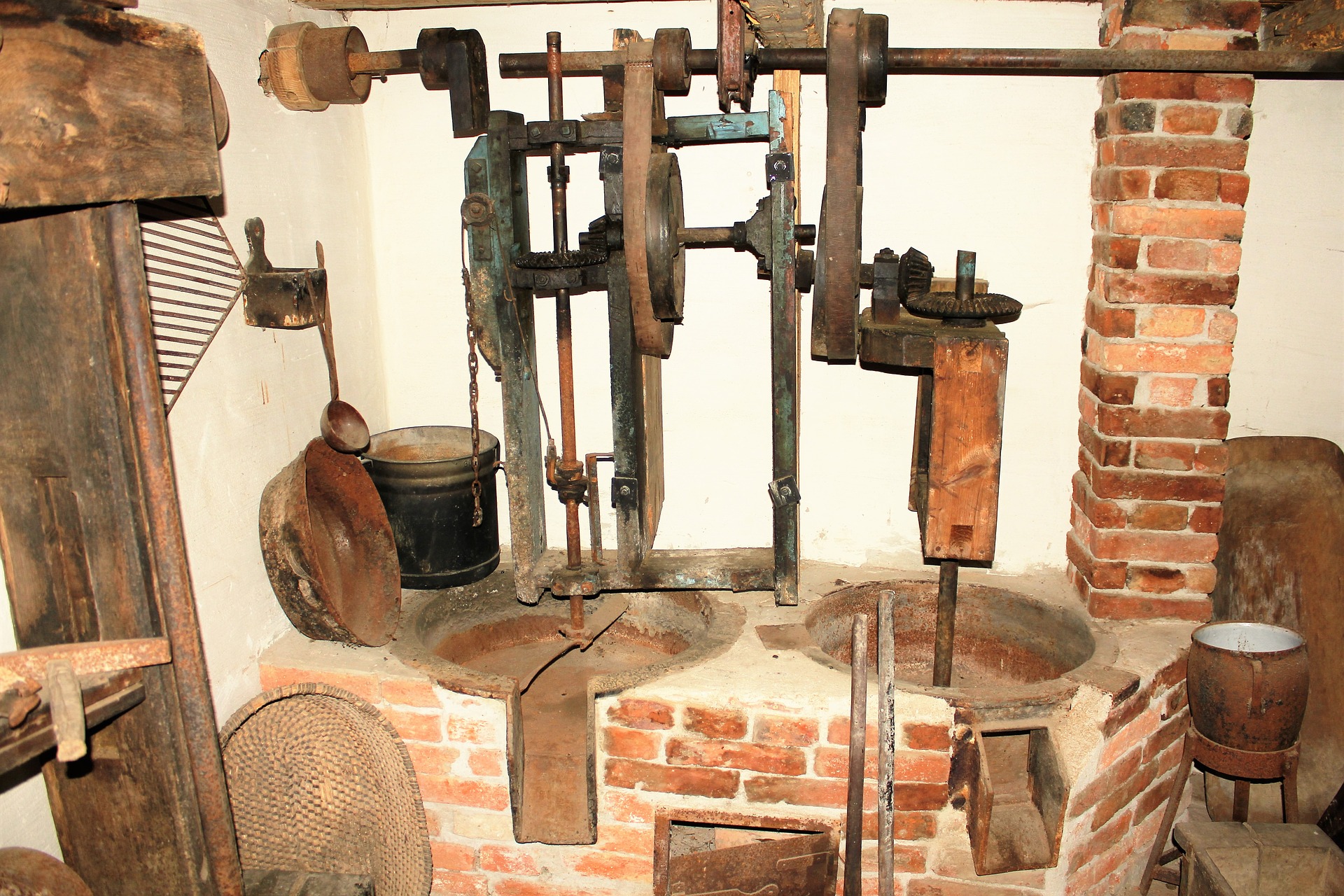 Visita a una almazara típica de aceite de oliva de Alicante. Tour gastronómico.